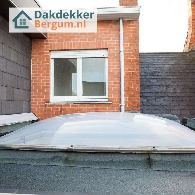 Inspectie van een plat dak met lichtkoepel Inspectie van een plat dak in bergum met lichtkoepel